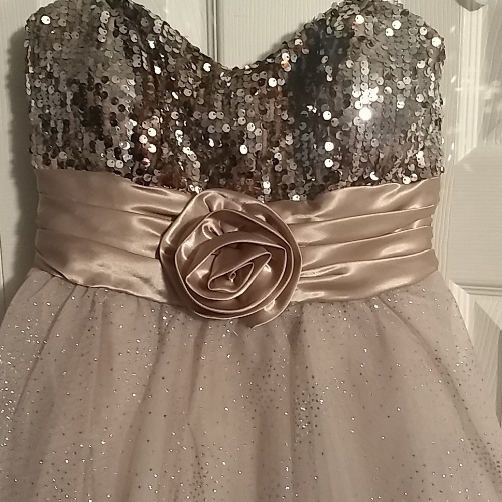 Dress - Picture 2 of 7